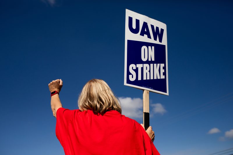 230919-uaw-strike-ew-119p-7b7d7e-QmlUBV-800x533.jpg